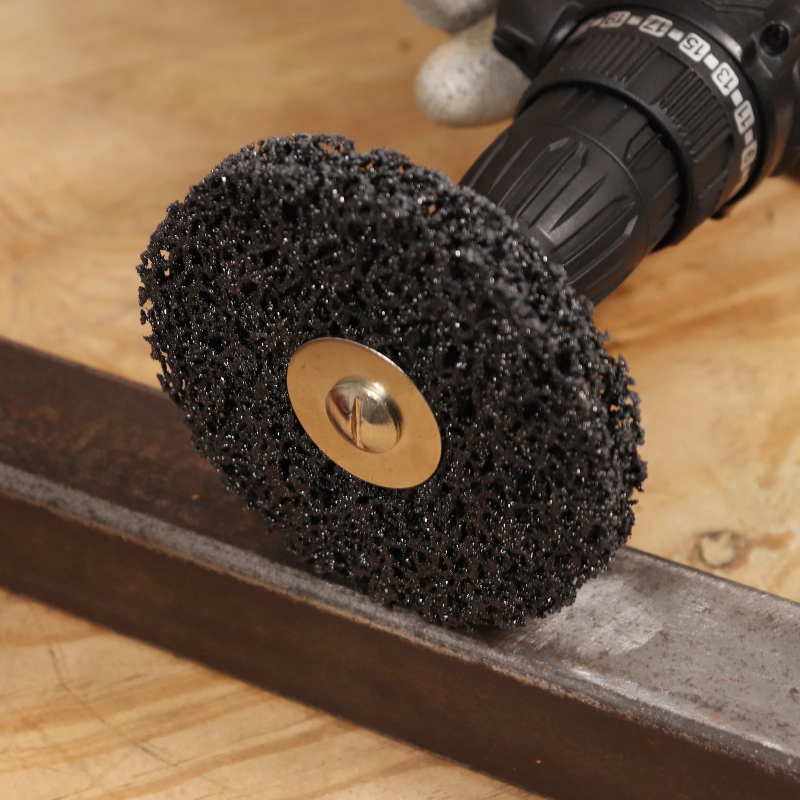 BLACK CLEAN & STRIP DISC WITH ADAPTOR 100MM