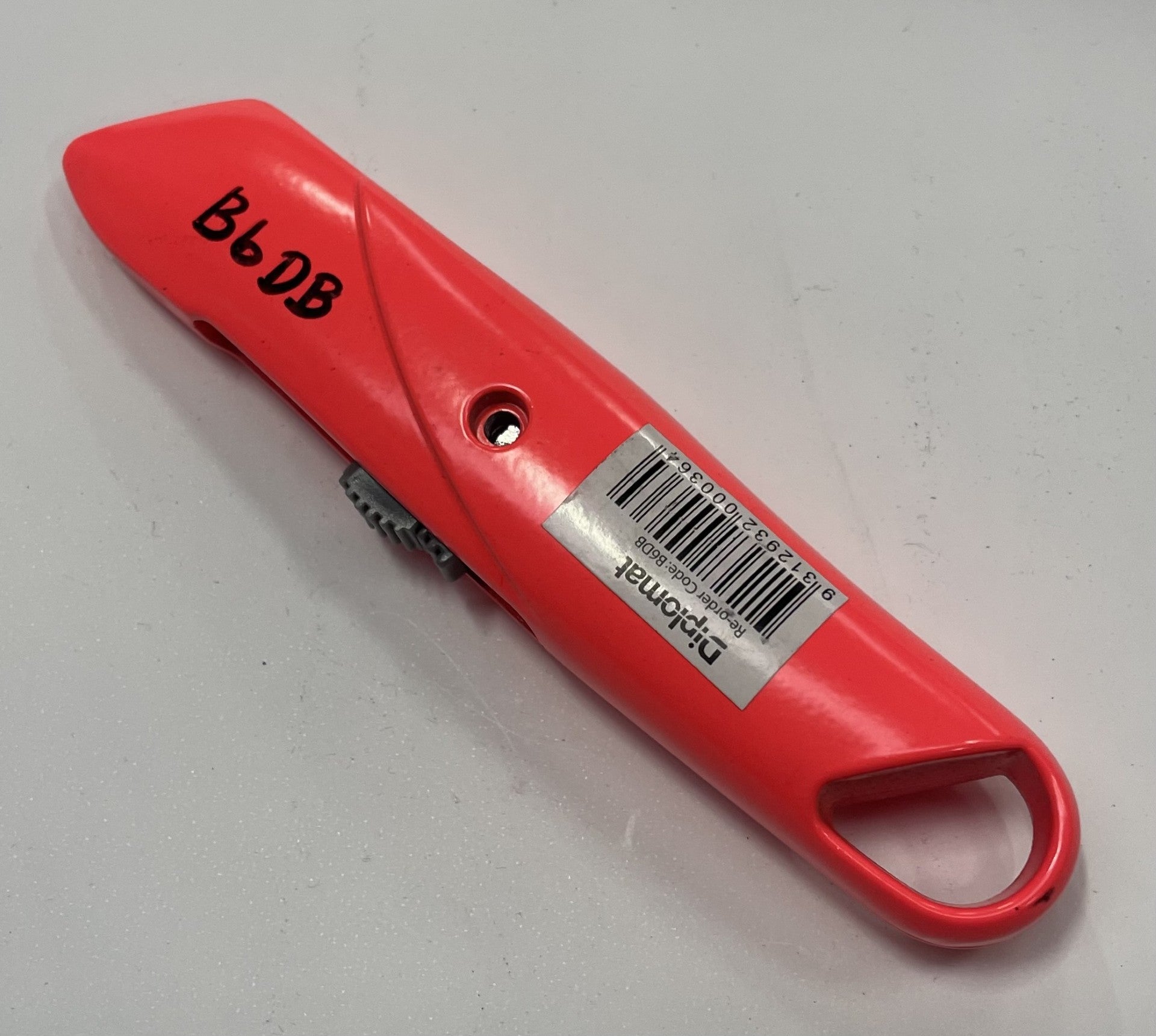 RETRACTABLE UTILITY KNIFE